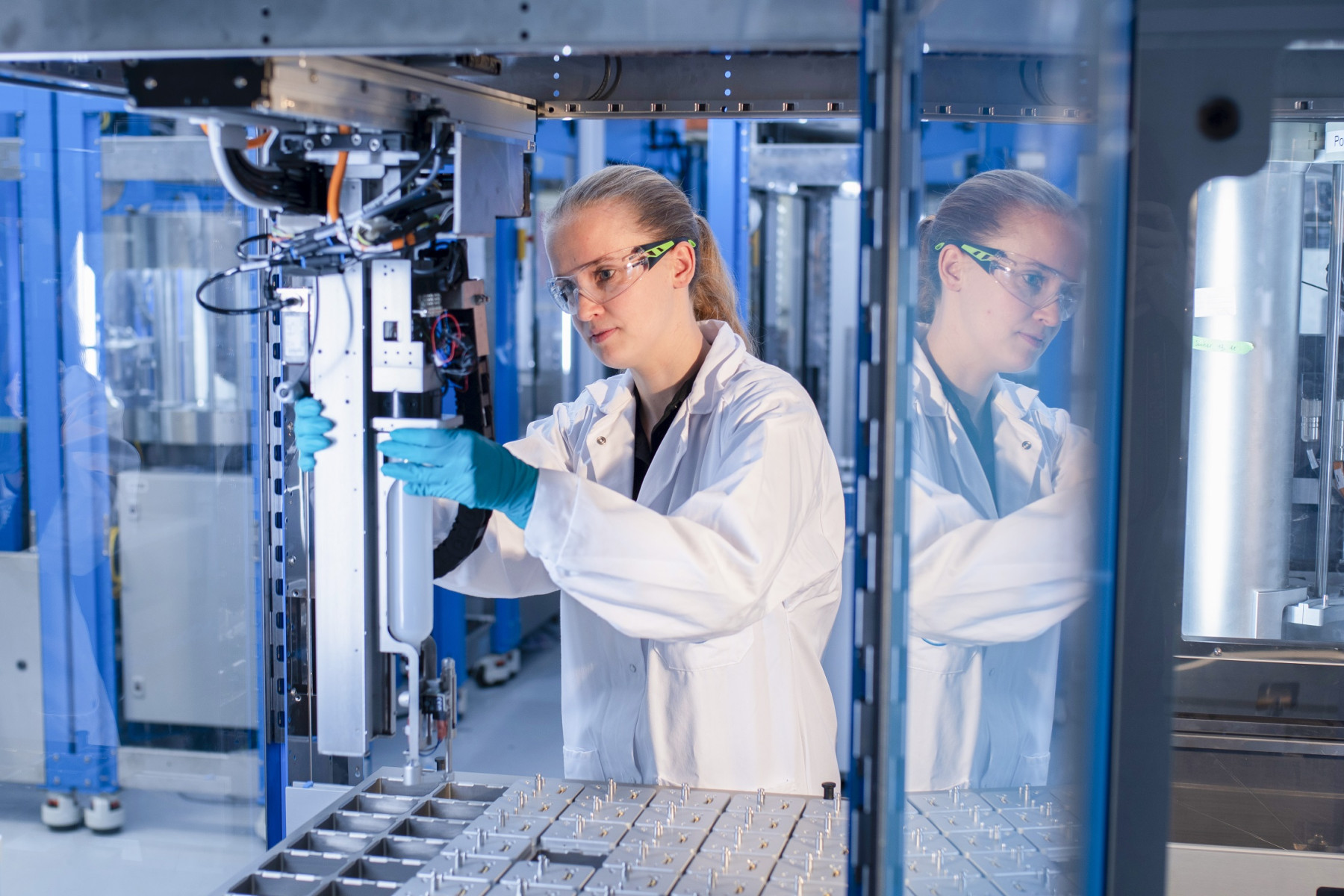 Đồ bảo hộ là vật dụng cần thiết trong phòng lab