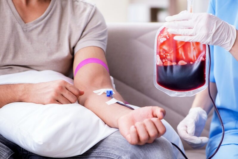 Nhóm người có nhóm máu Rh- nên hiến máu thường xuyên