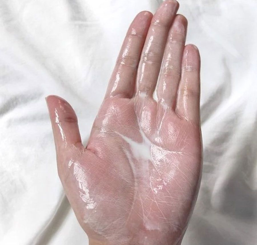 Nhũ hóa dầu với nước sẽ tạo ra chất lỏng có màu trắng sữa